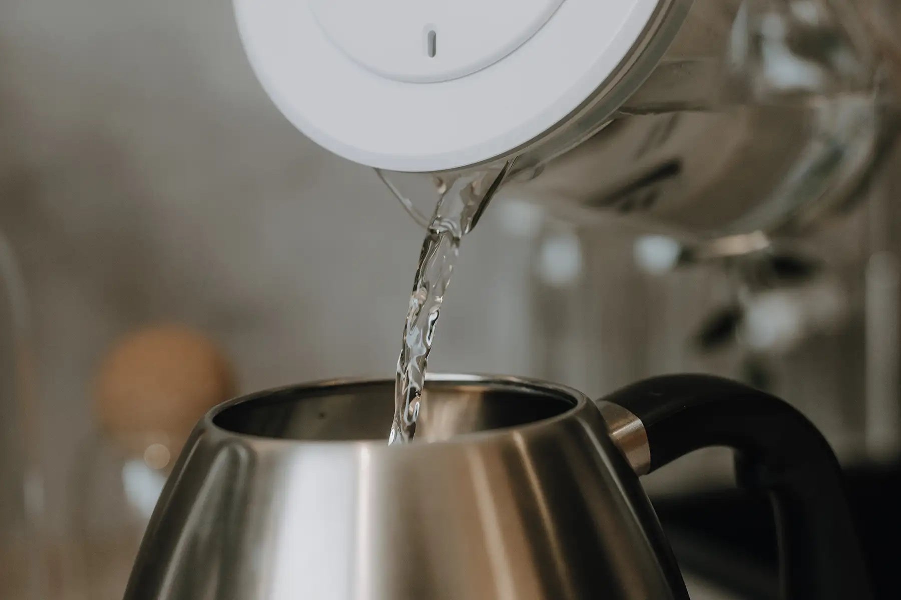 Nahaufnahme von der Befüllung eines Wasserkochers mit Wassser.