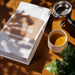 Eine Packung J. Hornig Spezialitätenkaffee Nuevo Oriente Espresso Single Origin Guatemala liegend auf einem Holztisch mit einer Espressotasse und einem Siebträger