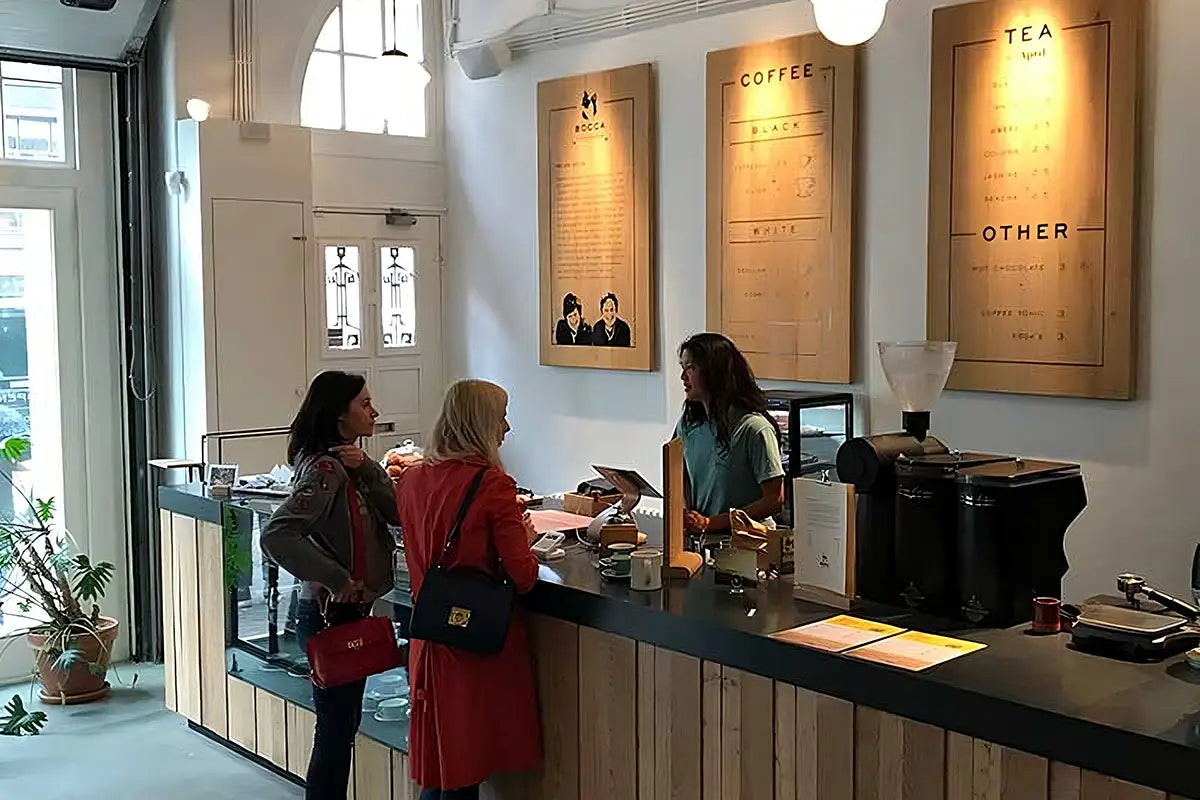 Am Tresen im Coffeeshop Bocca in Amsterdam bestellen 2 Frauen Kaffee 