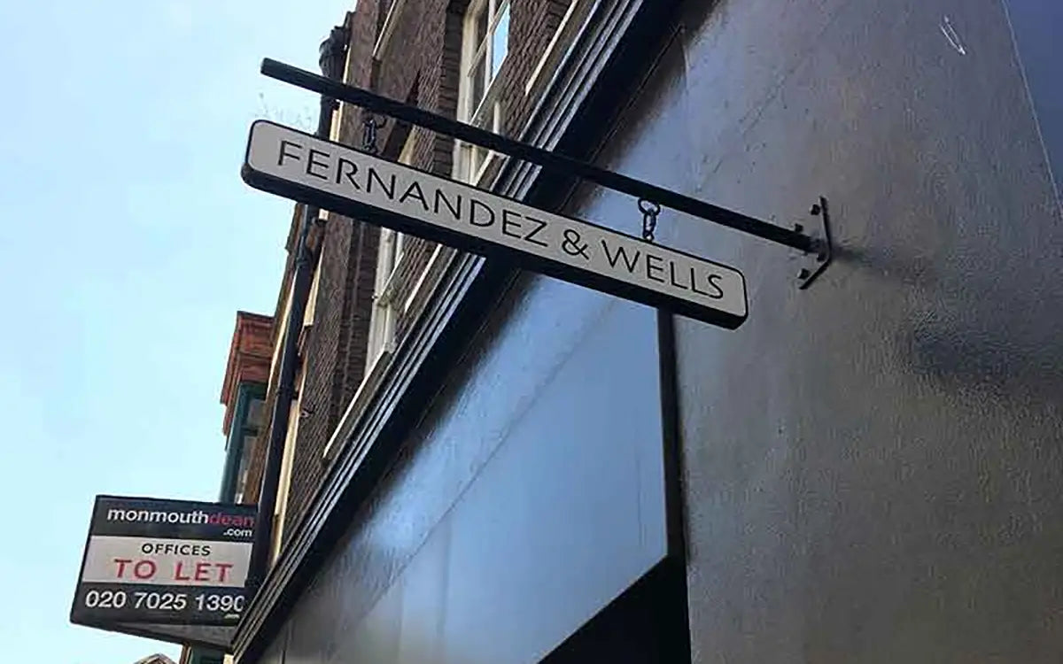 Schild des Coffeeshops Fernandez & Wells in London 