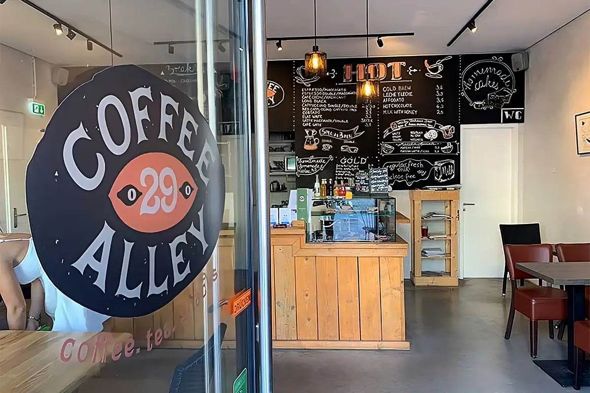 Offene Eingangstür der Kaffeebar Coffee Alley 29 in Frankfurt 