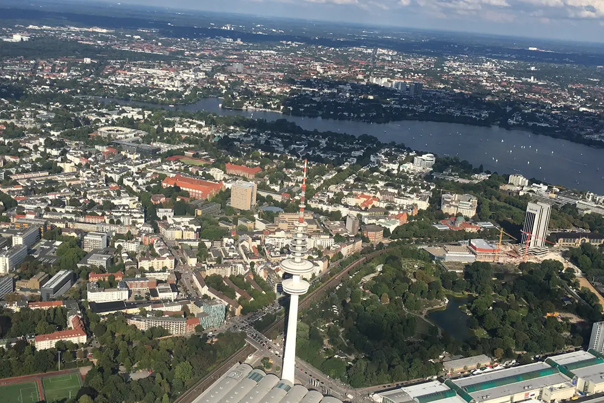 Hamburg von oben mit Blick auf die Stadt 