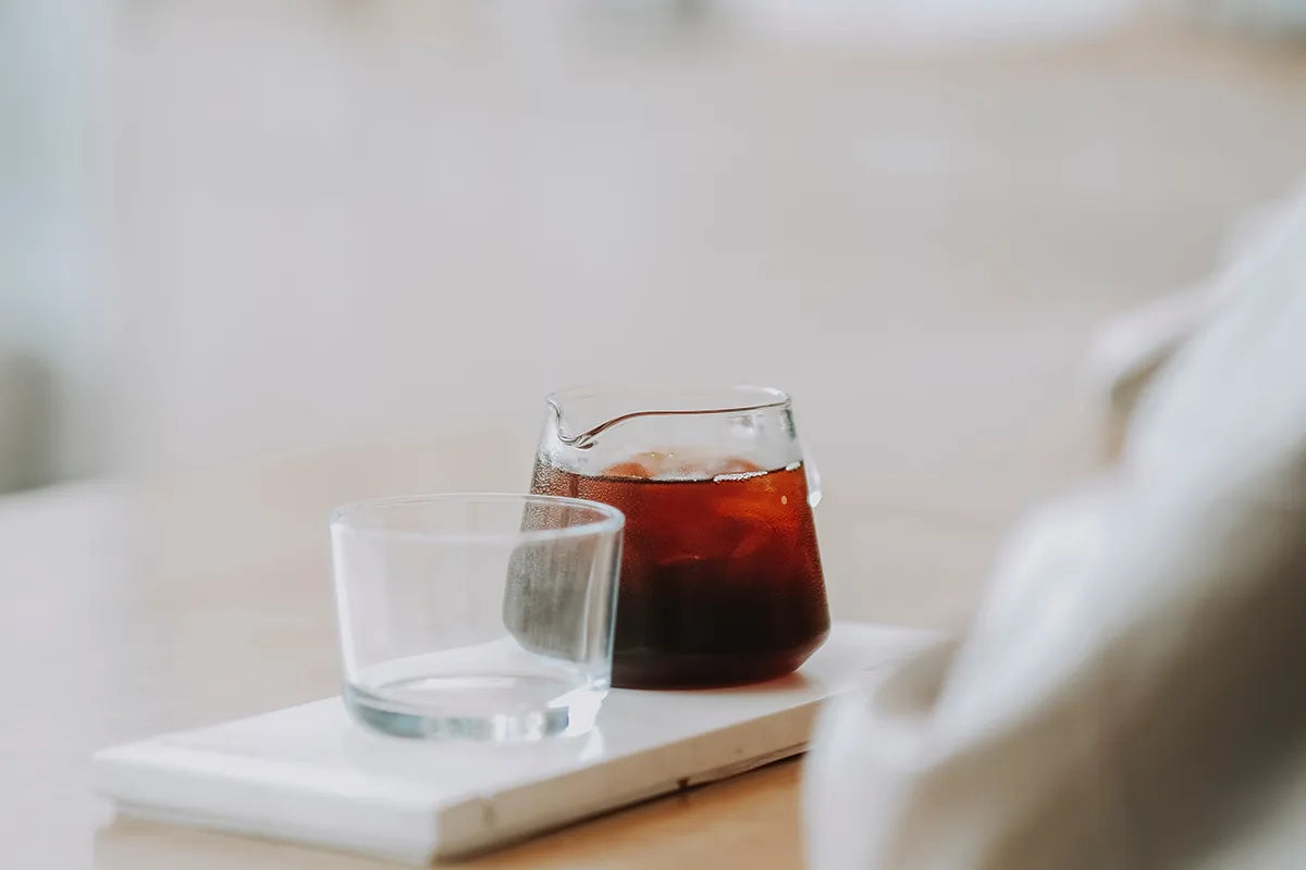 Ein schwarzer Kaffee in einer Glaskaraffe